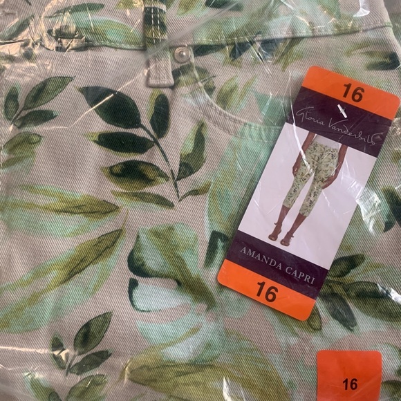 Gloria Vanderbilt Printed Amanda Capri DenimPants, Green (Stonewood Palm Jungle) - Picture 6 of 6